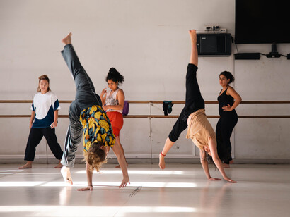Nacido de una experiencia migrante y autogestiva, el festival cuestiona los modelos hegemónicos de formación basados en la competencia y propone lógicas de cuidado, intercambio y comunidad