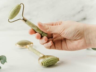 Uma das tendências que se nota ter crescido de forma exponencial nas redes sociais é o uso de compostos como retinol, que é um tratamento profundo com resultados que podem ser ótimos, mas com a rotina incorreta, negativos. O uso desse composto deixa a pele, em muitos casos, fotossensível, o que significa que o protetor solar é algo que não pode faltar no dia a dia de quem faz uso desse composto, além de ter cuidado com a hidratação da pele e evitar usar essa substância nas horas de sol