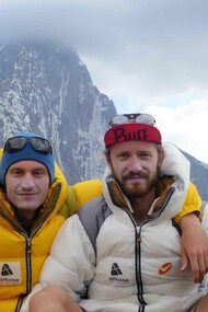 Louna et son frère repartent pour d’autres aventures. Une histoire que les deux frères écrivent au fil de l’eau et qui se vit comme une romance, où chaque jour est une aventure