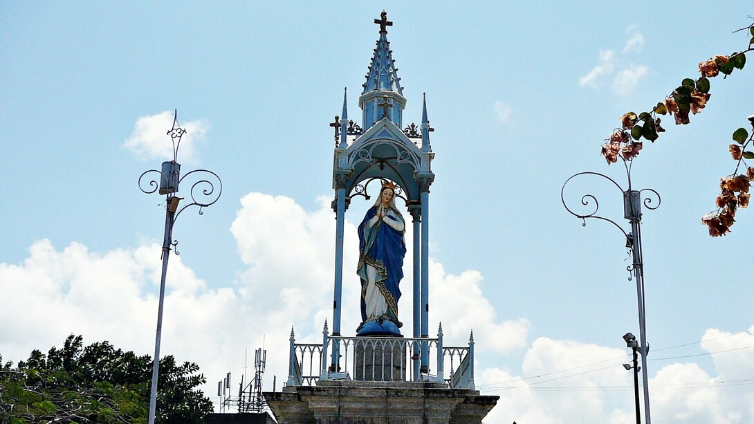 Quando avistei um homem encostado no muro, com chapéu de palha para se proteger do sol, usava uma calça marrom arregaçada até ao joelho, possuía uma atadura nos pés, e uma muleta encostada ao muro. Ele estava com a camisa azul semiaberta, segurando uma cuia de embalagem de queijo do reino, onde balançava com algumas moedas pedindo dinheiro de maneira enfática. Na sua boca faltavam dentes e no seu olhar havia sede de cura. Fiquei chocada! Descobri um mundo da falta!