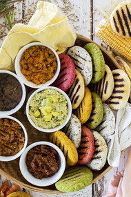 Un cesto lleno de arepas y sus rellenos. Imágenes cortesía de Dianita Ruiz Hueck