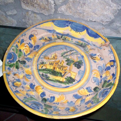 I manufatti si distinguono per i colori vivaci, in particolare il giallo, il blu e il verde, e per i motivi floreali e geometrici. Piatto settecentesco in ceramica presso il Museo civico e della ceramica cerretese, Cerreto Sannita, Benevento, Italia