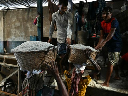 É por isso que a alegria é mais fácil que a esperança. Separada da esperança, a alegria rapidamente empalidece; sem alegria, a esperança é um armazém de sonhos embalsamados. A alegria dispensa a sabedoria; a esperança pressupõe-na. Mas, sem alegria, a esperança concebe a sabedoria como um exercício taciturno que justifica a maior probabilidade da derrota, o que pode levar à passividade, ao desespero, à impossibilidade da esperança