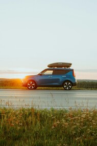 L'overtourism è il fenomeno per cui un numero eccessivo di turisti in una determinata area compromette la qualità della vita dei residenti e l'equilibrio ambientale