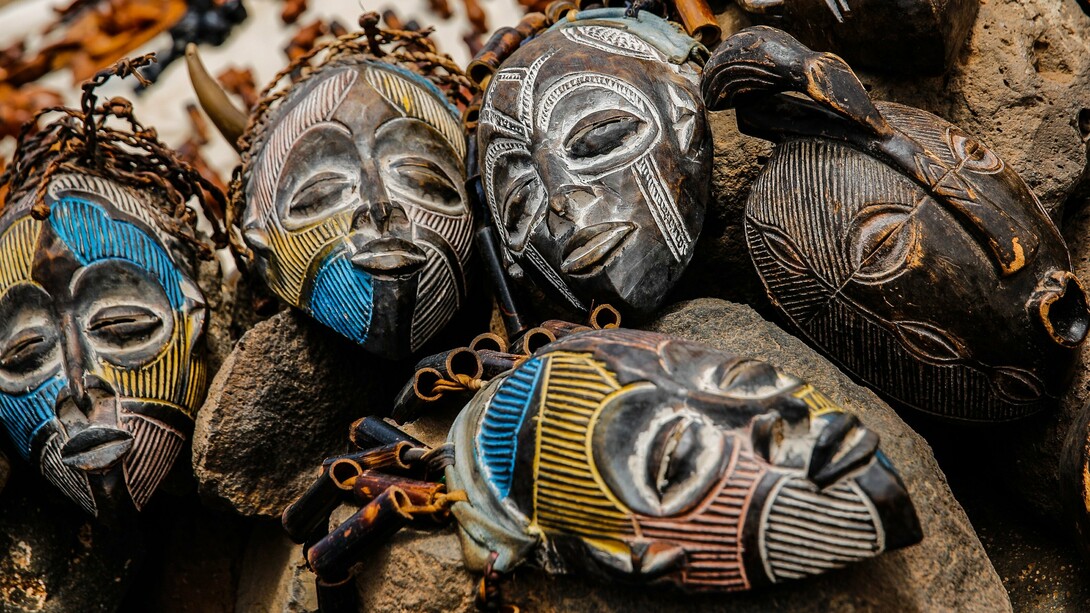 Máscaras típicas à venda na Ilha do Sal, em Cabo Verde. Em 1975 Cabral já não se encontrava fisicamente entre nós, mas o seu extraordinário legado ético, político e cultural orientou os Combatentes da Liberdade da Pátria, sejam os que estavam nas matas da Guiné, sejam todos os outros, intelectuais de esquerda que lutavam na clandestinidade pela libertação do país como militantes do PAIGC (Partido Africano para a Independência da Guiné e Cabo Verde), seja todos os homens e mulheres de boa vontade que aderiram ao projeto da independência