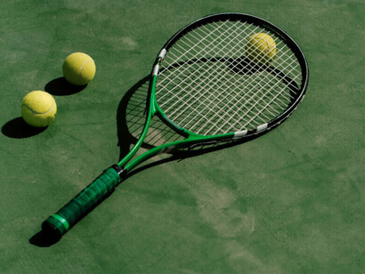 Sur le dur brûlant, une raquette et une balle attendent, rappel discret des batailles qui ont forgé la légende du Kid de Las Vegas à Melbourne