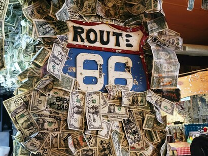 Dollars around the Route 66 sign: the trip between Oatman and Cool Springs is like a drive into the past © Photo Jane Simon Ammeson