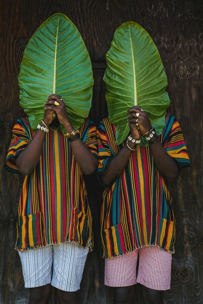 Esta mudança tem também impacto directo na forma como a informação de moda é produzida e consumida. Revistas, plataformas digitais e criadores de conteúdo assumem um papel cada vez mais educativo, ajudando o público a interpretar tendências de forma crítica e adaptada à realidade individual. Em vez de ditar regras, a moda em 2026 propõe caminhos, inspira combinações e convida à experimentação consciente