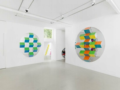Daniel Buren, Du cercle aux carrés, hauts-reliefs situés et in situ, exhibition view. Courtesy of Mennour Gallery