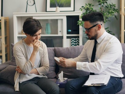 A linguagem pode matar. Pessoas trans, não-binárias e racializadas enfrentam diariamente o peso de palavras que as excluem, ridicularizam ou invisibilizam. Há quem se suicide por não se sentir pertencente a espaço algum — nem na família, nem na escola, nem no trabalho. E isso não é exagero. É realidade