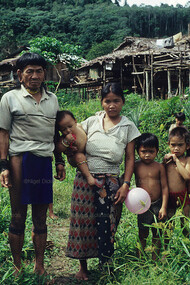 Famiglia semi-nomade della tribù dei Punan. 
