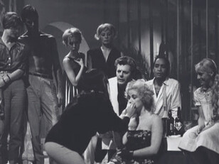 Photo de tournage de La Dolce Vita, Rome, 1959, un instant suspendu où la composition révèle déjà la décadence raffinée qui deviendra la signature visuelle du film