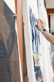 Jessica Wohl utiliza a arte como meio para capturar o invisível nas coisas simples. Inspirada na cultura doméstica e nos traumas e memórias que cada objeto carrega, ela nos convida a explorar a complexidade e a imperfeição da vida cotidiana, desafiando a visão superficial da felicidade e da perfeição