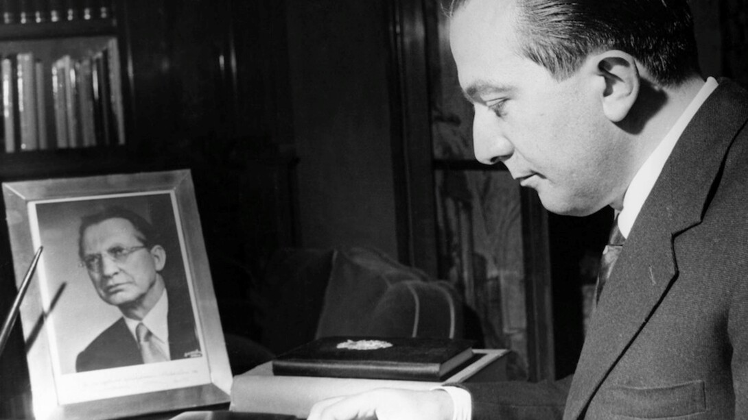 Giulio Andreotti nel suo studio a Roma, con una foto di Alcide De Gasperi, negli anni Cinquanta