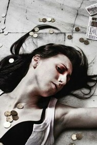 Mulher cercada por moedas e bilhetes de loteria