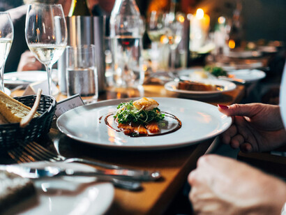 À table, les traditions se transmettent par le geste : savourer, partager, redécouvrir des saveurs familières sous un jour nouveau