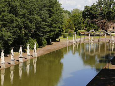 El Canopo es una larga piscina artificial inspirada en el canal del mismo nombre, cerca de Alejandría, Egipto, que Adriano había admirado durante sus viajes. Tívoli, Lacio, Italia