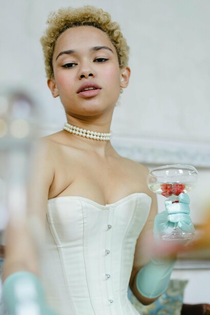 Podemos perceber que isso também se relaciona a modelagem de calças tipo Skinny, que estão cada vez mais presentes e ficam bem apertas ao corpo deixando-o marcado