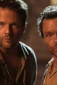 Selton Mello e Matheus Nachtergaele em cena no Auto da compadecida 2. No novo filme temos a volta de João Grilo volta para encontrar seu melhor amigo Chicó, que após ser abandonado por sua paixão e esposa Rosinha, sobrevive a narrar por toda a cidade a famosa “ressureição do amigo” de João Grilo, aquele que teve um encontro com Jesus e a Virgem Maria, que por misericórdia o deu mais uma chance no mundo. João Grilo, vira então um santo na cidadezinha. Com isso somos apresentados a novos personagens, novas aventuras e mentiras, um novo encontro com Jesus, o Diabo e a Virgem