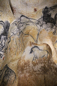 Lions Panel, nicchia con cavallo. Grotta di Chauvet, Vallon-Pont-d'Arc, Francia