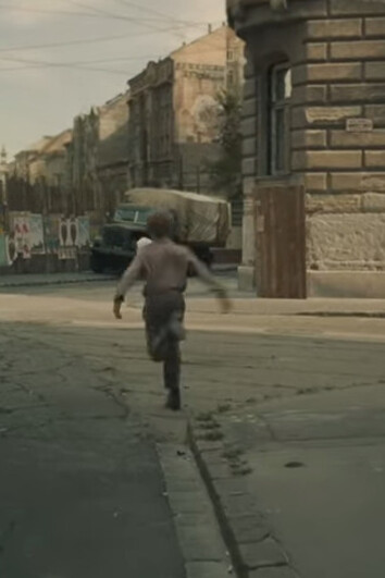Ambientato a Budapest nel 1957, racconta la storia di un bambino che scopre la verità sul proprio padre biologico. Nella foto un fermoimmagine tratto dal video breve tratto dal film 
