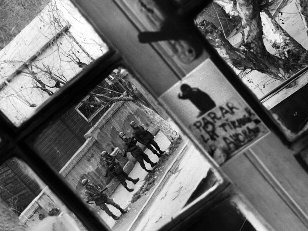 Kena Lorenzini, Barrio Bellavista, Santiago, 1983. Carabineros con armas impidiendo que la gente saliera a la calle