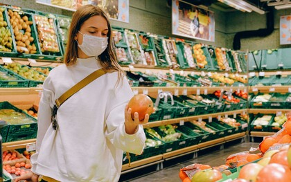 Chamam-se doenças invisíveis porque os seus sinais não aparecem em exames de imagem, análises laboratoriais ou em manifestações físicas facilmente reconhecíveis. Doenças como fibromialgia, enxaqueca crónica, síndrome da fadiga crónica, endometriose, dores neuropáticas, sequelas da Covid longa e síndrome de burnout exemplificam essa categoria. Embora possuam critérios diagnósticos definidos, muitas delas ainda carecem de marcadores objectivos