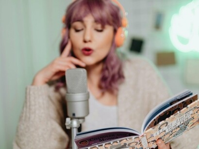 Bem antes de os podcasts ganharem formato e voz, o escritor já deixava suas marcas no bom e velho papel. É dessa época que eu venho. Minha história com a escrita começou ainda na pré-escola: quando a professora me entregava uma folha A4 em branco, eu a transformava em mundos coloridos com canetas hidrocor. Não eram apenas desenhos — eram narrativas que eu apresentava para a turma, como se já intuísse que contar histórias seria parte de quem eu sou