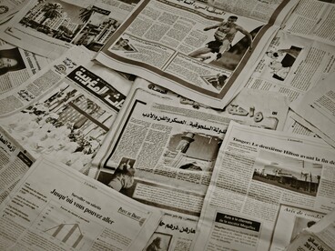 Nas notícias, ao contrário do que ocorre nos editoriais e artigos de opinião, espera-se do jornalista um alto grau de objetividade ao noticiar fatos. A objetividade em textos jornalísticos, no entanto, pode ser considerada uma ficção; pois, em maior ou menor grau, todo texto traz em si as marcas de seu enunciador