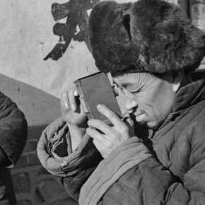 Ella Maillart, Jour de foire à Weichang, dans l'ancienne province de Jehol, découverte de la lanterne magique, 1934, Mandchoukouo © Succession Ella Maillart et Photo Elysée, Lausanne