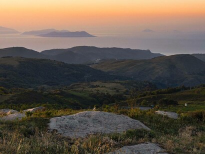 Il crepuscolo sulle isole Eolie visto dall'Altopiano dell'Argimusco, al confine tra i monti Nebrodi e i Peloritani, Sicilia, Italia 