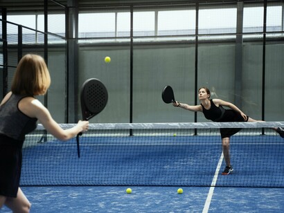 L'intensité de frappe de la balle indique qu'elle est encore en train d'apprendre à jouer au padel