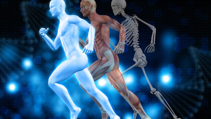 Você já deve ter ouvido falar no termo biohacking e talvez tenha imaginado algo futurista, distante da realidade cotidiana, ou até mesmo ligado a procedimentos invasivos e tecnologias complicadas. No entanto, o biohacking é, em essência, o conjunto de estratégias — muitas vezes simples, outras mais avançadas — que as pessoas utilizam para otimizar o funcionamento do corpo e da mente. No esporte, essa prática tem ganhado cada vez mais espaço, pois atletas buscam maneiras de elevar seu desempenho, acelerar a recuperação e prolongar a longevidade esportiva. Mas afinal, o que é biohacking no esporte? Quais são os mitos que cercam essa prática? E o que a ciência realmente diz sobre ela?