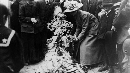 Una mujer rinde honor a "Annie", víctima del incendio del Triangle, 1911. Cada 8 de marzo, las calles se llenan de consignas que recuerdan que no hay nada que celebrar cuando la desigualdad persiste