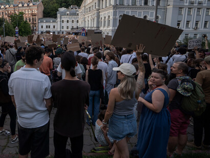 Lavado de dinero, enriquecimiento ilícito y otros engaños son habituales en los funcionarios corruptos que deberían ser ejemplo de transparencia, pero esconden sus riquezas en paraísos fiscales. Protestas contra la corrupción 23.07.2025. Kiev, Ucrania