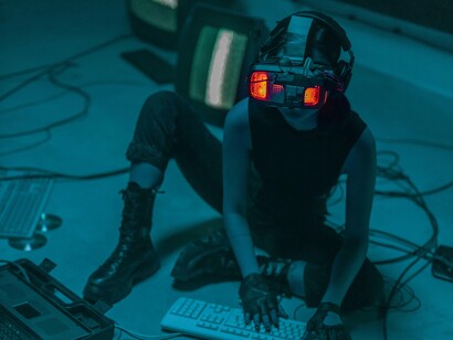 O Brasil ocupa uma posição particularmente ambígua nesta nova paisagem colonial. Como um dos maiores mercados consumidores de tecnologias digitais do mundo, o país gera volumes massivos de dados que são extraídos e utilizados por corporações estrangeiras. Isso posiciona o Brasil como uma das mais potentes “colônias de dados", onde informações pessoais fluem para o norte




