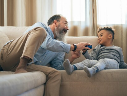 A memória dele nunca foi precisa, mas sempre foi viva. Eu, pequeno, ficava ao lado, com a sensação infantil de participar de algo proibido e sagrado