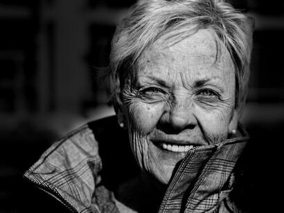 Il calore di un ambiente accogliente e la presenza costante di personale premuroso possono trasformare la vecchiaia in un capitolo sereno della vita