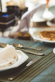 Mesa de café da manhã brasileira com café coada, tapioca, salada de frutas e panqueca