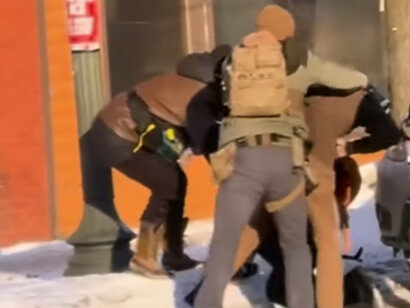 Ante los ojos atónitos del mundo han sido asesinados a sangre fría. Asesinados, sí, por el terrible delito de ayudar a quien huye… no de la policía, sino de una banda de forajidos y matones; macarras uniformados que se tienen por dueños absolutos de la vida ajena. Análisis del asesinato de Alex Pretti en Minneapolis, EE.UU.