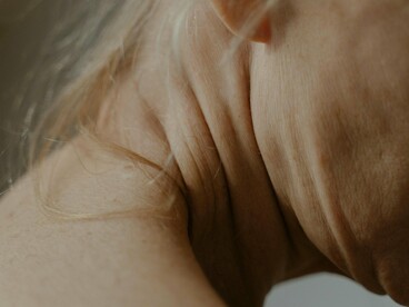 É fundamental destacar, mais uma vez e outra, e quantas forem necessárias, que cada mulher é única. Nem todas enfrentarão os mesmos desafios ou na mesma intensidade, mas a consciência sobre as mudanças que começam a ocorrer a partir dos 35 é a chave para uma vida mais saudável e equilibrada. Consultas regulares com profissionais de saúde, exames preventivos, alimentação consciente, prática de exercícios físicos, autocuidado emocional e atenção aos sinais do corpo formam a base de um cuidado integral


