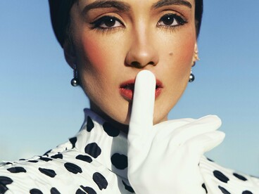 Casas de moda como Moschino, Acne Studios e Carolina Herrera apostaram fortemente nos poás apresentando peças que evocam tanto a tradição quanto a modernidade