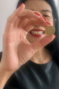 Tout à un euro. Un jour, Jolie revient à la maison avec un sourire espiègle, heureuse de me raconter que monsieur Tasty Chicken lui a vendu quatre ailes de poulet ultra croustillantes pour un euro