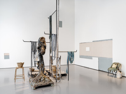 Tatiana Trouvé, Strana vita delle cose, veduta della mostra. Per gentile concessione della Pinault Collection