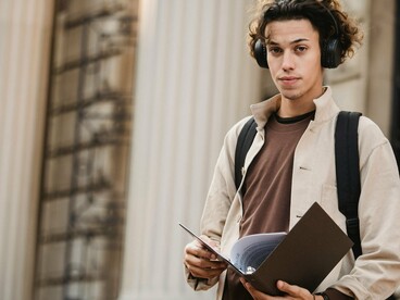 O mundo mudou, e precisamos nos adaptar a ele. A grande questão aqui não é o que você escreve, mas como você escreve. Não basta ver com os olhos de carne, é preciso enxergar com os olhos da alma o que toca o coração, o que pulsa, o que envolve. É preciso convidar o Podcast para fazer parte da escrita, para inspirar, para dialogar, para retornar ao prazer de ser leitor. Para isso, é preciso focar em nichos específicos do público-alvo, ao invés de querer atingir todo mundo