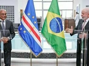 O Presidente de Cabo Verde, José Maria Neves e o Presidente do Brasil, Luís Inácio Lula da Silva em coletiva sobre a relação dos dois países, 2023. A eliminação da pobreza extrema que hoje ainda atinge 2,5% da população, o combate à pobreza que atinge 20% dos cabo-verdianos tem sido primordial para as sucessivas governações; o combate ao desemprego sobretudo jovem, o trabalho digno, o desenvolvimento da agricultura e da indústria, a sustentabilidade económica e até a modernização digital estão na agenda da governação e dos vários setores da sociedade