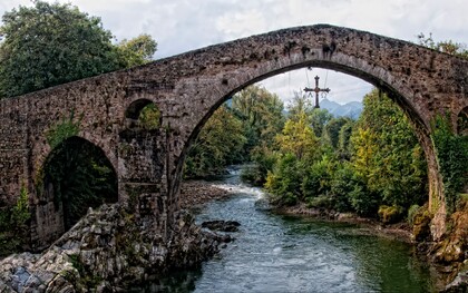 El rio Sella, en Cangas de Onis, 2014. Cangas de Onis, lugar emblemático y  famoso por su puente romano en perfecto estado de conservación y por ser escenario de la Batalla de Covadonga en el año 722. Ubicado en el lado Este de la región de Asturias, España