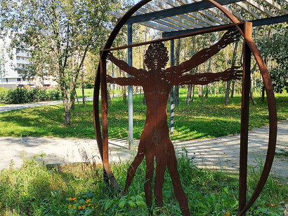 El Hombre de Vitruvio puede simbolizar la muerte de cada conciencia en dos dimensiones: cada pensamiento perece para dar lugar a otro nuevo. Parque Leonardo da Vinci Breslavia, Polonia