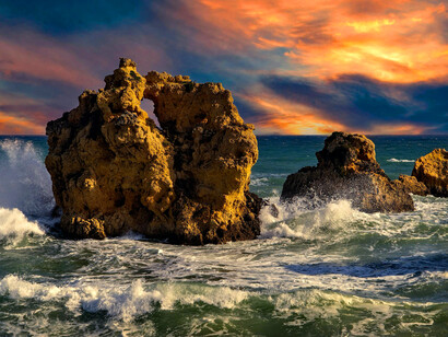 The sky keeps changing her mind as the waves rise and fall, photographed by Ray Bilcliff 
