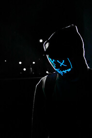 Homme masqué. Un catfish ( litt. poisson-chat) ou catfisher est une personne qui se fait passer pour quelqu'un d'autre, utilisant de fausses photos de profil, de faux noms et se faisant souvent passer pour une personne d'un autre sexe pour extorquer de l'argent à ses cibles. (Wikipédia)